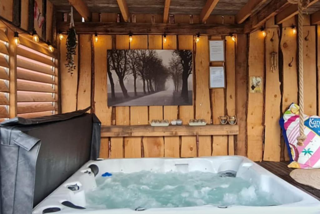 Wellness Chalet Met Jacuzzi, Sauna, Omheinde Tuin, Sint Annaland Esterno foto