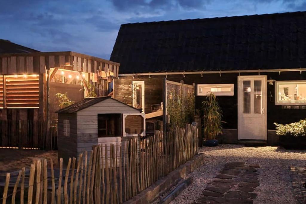 Wellness Chalet Met Jacuzzi, Sauna, Omheinde Tuin, Sint Annaland Esterno foto